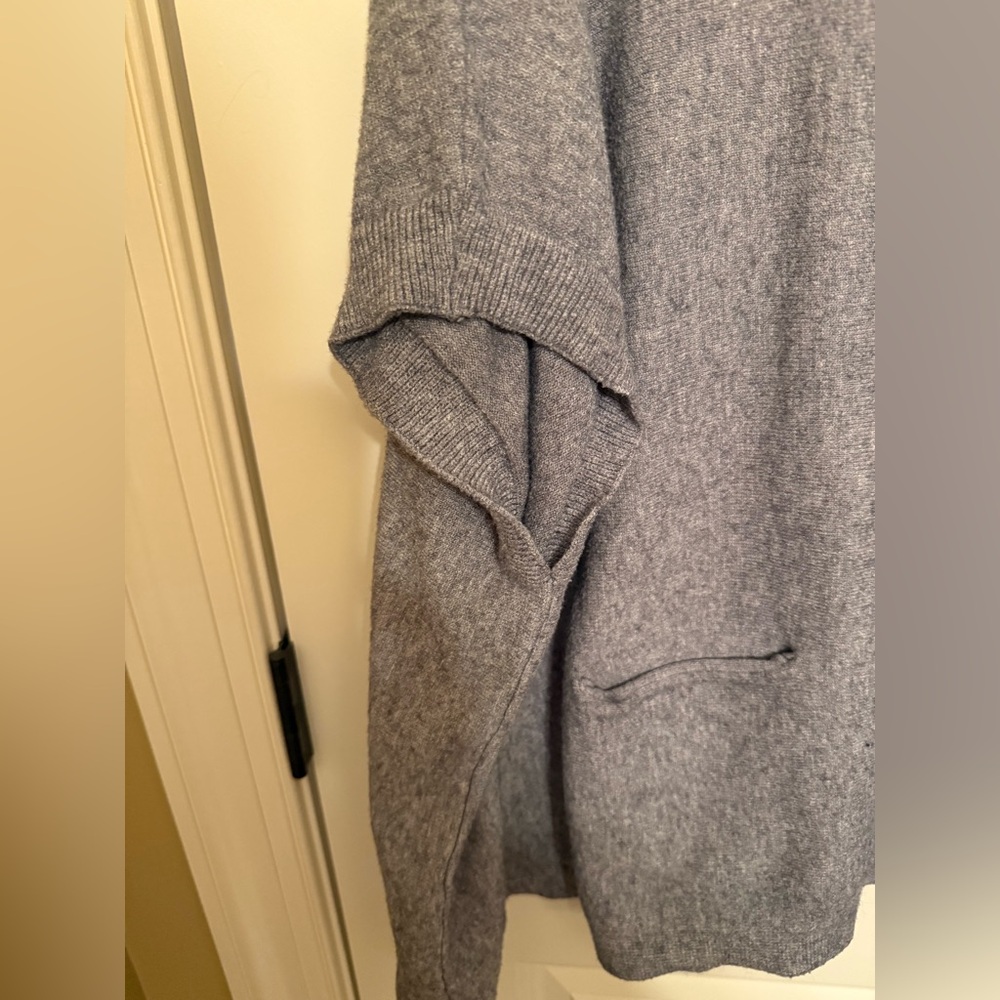 Chic Heather Gray Women's Poncho with Pockets - Picture 3 of 5